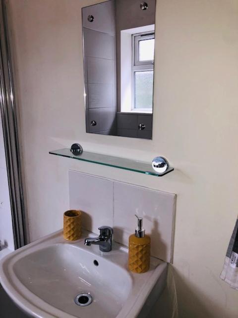 Budget Rooms @ Underwood Lane Крю Екстериор снимка