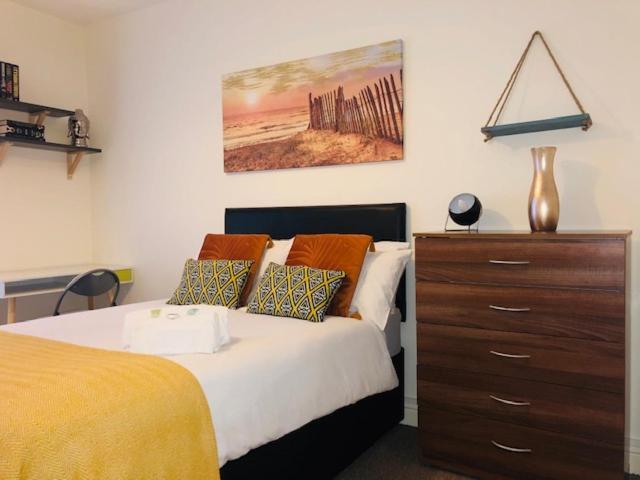 Budget Rooms @ Underwood Lane Крю Екстериор снимка