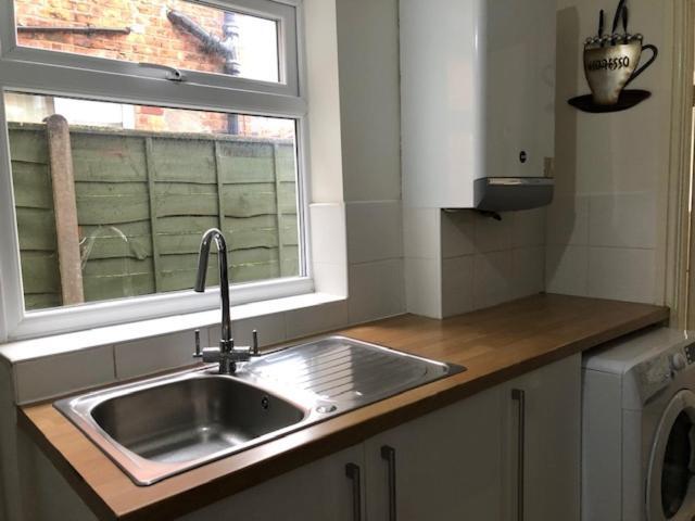 Budget Rooms @ Underwood Lane Крю Екстериор снимка