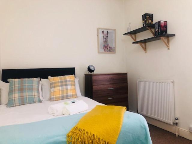 Budget Rooms @ Underwood Lane Крю Екстериор снимка