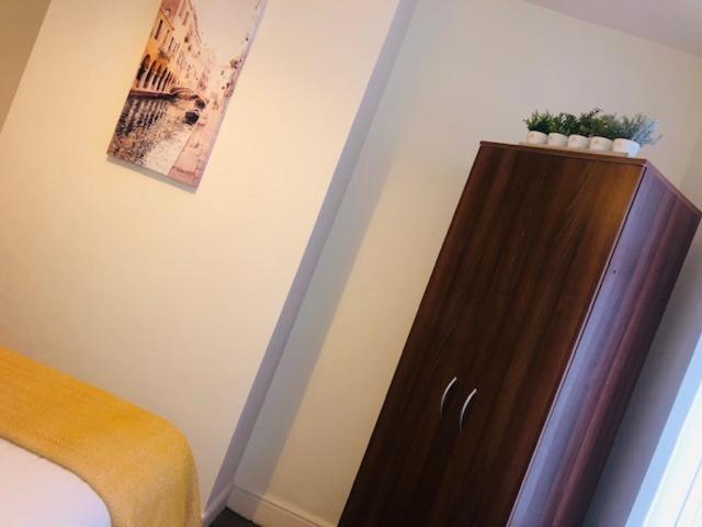 Budget Rooms @ Underwood Lane Крю Екстериор снимка